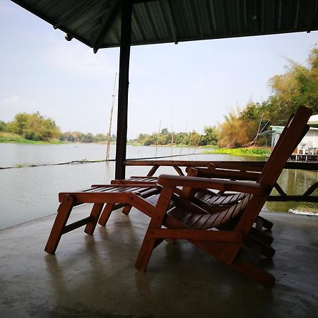 River Marina Resort Утхайтхани Номер фото