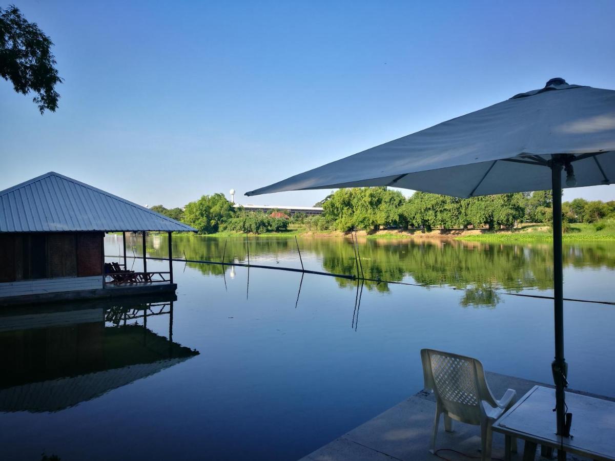 River Marina Resort Утхайтхани Экстерьер фото