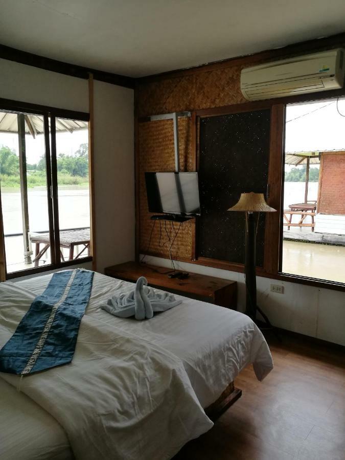 River Marina Resort Утхайтхани Экстерьер фото